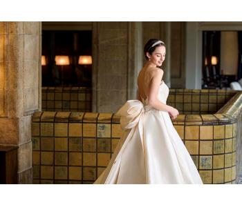 ウェディングドレス選びは、結婚式の準備の中でも特に心が弾むひとときです。

一方で「レンタル・オーダー・オートクチュール、それぞれ何が違うの？」「自分にはどの選択肢が合っているのだろう」と悩まれる花嫁様も少なくありません。

それぞれに異なる魅力があり、どれか一つが正解ということではありません。

大切なのは、おふたりが思い描く結婚式やご希望、ご予算、そして花嫁様ご自身が心から納得できる一着をお選びいただくことです。


今回は、レンタル・オーダー・オートクチュール、それぞれの特徴や魅力をご紹介しながら、ご自身にふさわしいウェディングドレスの選び方についてご案内いたします。