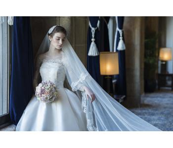 ウェディングドレスに用いられる素材の中でも、ひときわ上質な存在感を放つ”シルク”。

古くから高級素材として愛され続けてきたシルクは、その美しい光沢や滑らかな肌触りだけでなく、天然素材ならではの機能性も兼ね備えています。


今回は、シルクが多くの花嫁さまを魅了し続ける理由についてご紹介いたします。