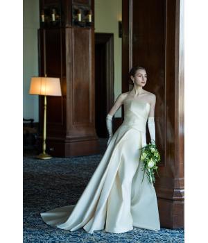 <span style='font-size:1.2em;'>まとめ</span><br>スレンダーラインのウェディングドレスは、シンプルだからこそ、花嫁様自身の美しさやドレスの素材、仕立ての美しさが際立つシルエットです。<br><br>華やかさを足すのではなく、一つひとつのディテールを丁寧に選び、洗練された美しさをつくる。<br><br>大切な一日だからこそ、写真だけでは分からない素材の質感やシルエット、実際に袖を通したときの美しさを確かめながら、ご自身らしい一着を見つけてみてください。<br><br><br><br>organza*では、花嫁様のお好みや会場の雰囲気、理想とする花嫁姿を丁寧にお伺いしながら、ドレス選びのお手伝いをしております。<br><br>皆様のご来店を心よりお待ちしております。<br>お気軽にお問い合わせくださいませ。<br>