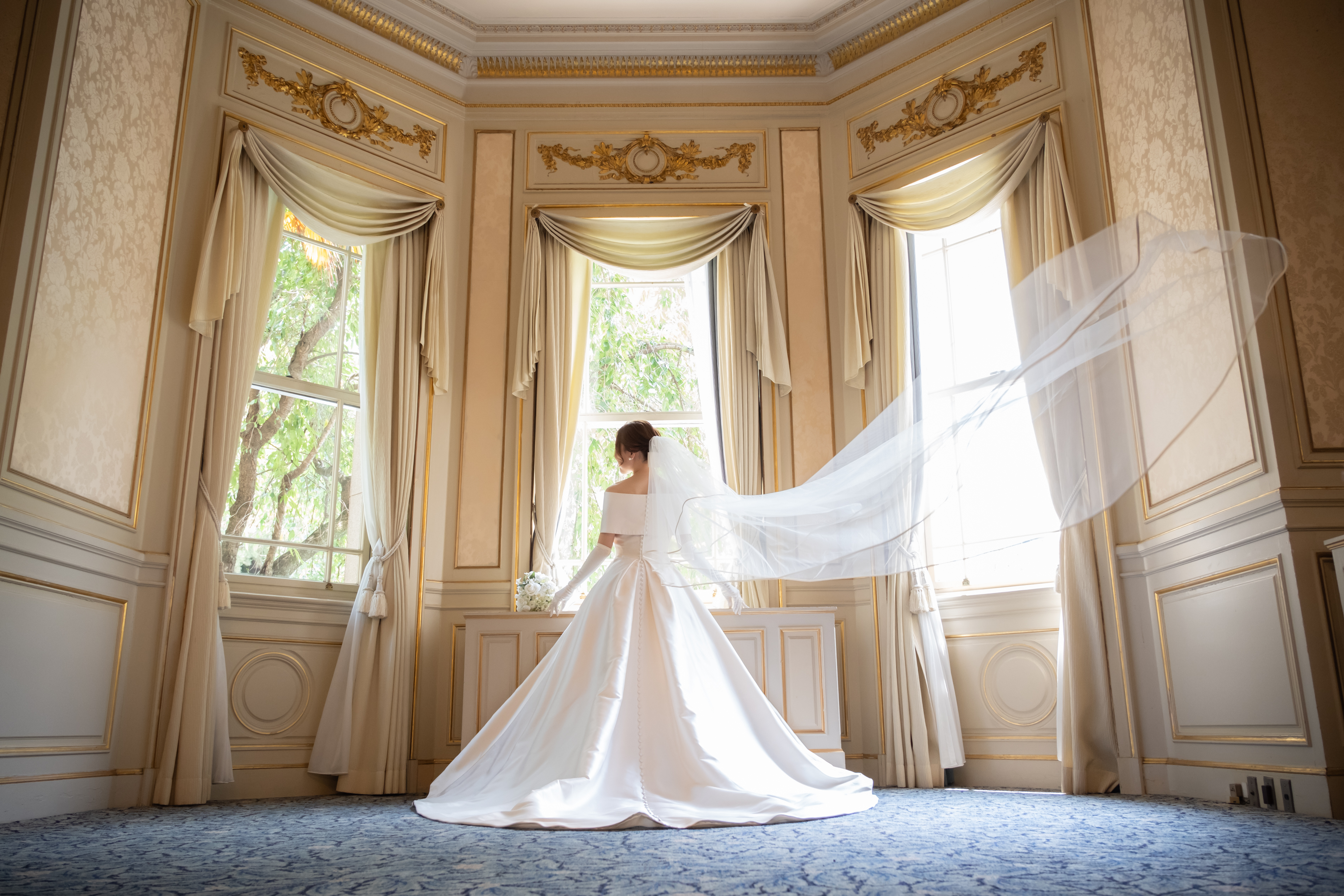 【レンタル】<br>日本では最も一般的な入手方法で、<br>結婚式の日だけ借りて返すシステム。<br>2泊3日が中心ですが、海外ウェディングように<br>長期レンタルもあります。<br>高価なブランドも比較的、<br>手頃な価格で入手できます。<br>注意点は、サイズ調整。<br>きちんと直してくれるところと、靴の高さでしか<br>調整できないなどショップによって様々です。<br><br><br>【セル】既製のドレス。<br>海外挙式＆国内パーティー、フォトウェディングなど<br>何回か着る場合、レンタルよりお得なことも。<br>買取の分、サイズ調整も手厚いです。<br>また、思い出の一着を残しておけるのも<br>嬉しいポイントです。<br><br><br>【オーダー】世界で一着のスペシャルドレス。<br>デザイン、生地のセレクトから細部までこだわれる。<br>挙式後は保管とメンテナンスのため費用がかかる。<br>ドレスを作る過程も楽しめます。<br>予算に余裕があり、他人と被りたくない<br>という方にオススメです。<br>