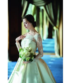 最近は、ヘッドドレスを付けずイヤリング等の<br>アクセサリーのみの方もいらっしゃいます。<br><br>シンプルで素材の良いウェディングドレスに<br>ヘアは、シニヨンでまとめて艶があるスタイルだと<br>何もつけずシンプルな感じもすごく素敵です。<br>