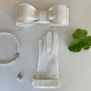 □リボンボンネ<br>リボンボンネは上品でクラシカルな<br>女性らしい花嫁に。<br>上質な素材のミカドシルクを用いているので<br>共布のウエディングドレスにもぴったりです。<br><br>ミカドシルク素材のウェディングドレスを<br>お探しの方は、ぜひ実際にご試着くださいませ!<br>