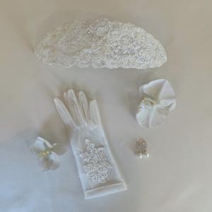 □レースボンネ<br>フランス製のコードレースにビーズ刺繡が施され<br>動くたびに光に反射して華やかさを演出。<br>トップにレースを用いたウエディングドレスに<br>合わせるのもおすすめです。<br>