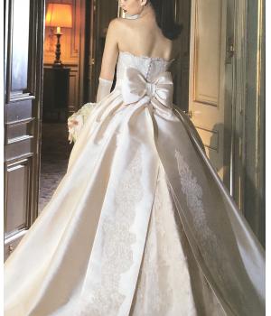 こちらは一枚目のものより<br>少し大きく、垂れも長くなっております。<br>正面から見ますとウエストから少し<br>覗く大きさです。<br>印象が強く会場にも映えるデザインになっております。<br>また垂れの部分には刺繍が施され<br>スワロフスキーのビーズが手作業で付けられています。<br>光に当たると主役らしい輝きを放ちます。<br>