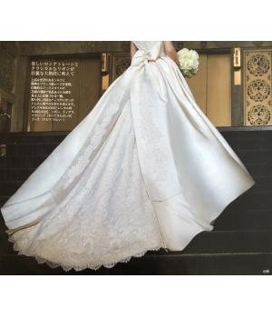 オルガンザドレスのレースは、フランス製の繊細な<br>レースを用いており、コード刺繡が施されることで<br>さらに優美さが増します。<br><br>重厚感あるミカドシルクの光沢と、その隙間から<br>のぞくコード刺繡レースのあしらいがなんとも<br>洗練された後ろ姿を叶えてくれます。<br>