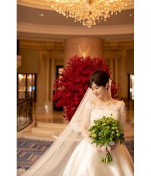 <u>優美なレースが織りなす2WAYドレス<br></u><br>ミカドシルクを贅沢に使ったビスチェドレスに、<br>フランス製の繊細なリバーレースを重ねた<br>ロマンティックなデザイン。<br><br>華やかなモチーフが首回りをさりげなく彩る<br>ロングスリーブのレースを、シルクドレスに<br>インすれば、甘さを抑えたノーブルな<br>雰囲気にもなります。<br>