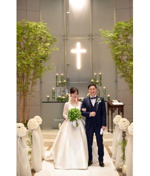 一着のドレスをアイテムを変えてアクセサリーを<br>変えるだけで全く違う雰囲気に変わります。<br><br>シーンごとにどのような雰囲気にしたいかで<br>変えると素敵ですよね。<br><br>挙式、披露宴と違う雰囲気で<br>上品で可愛らしく素敵に着こなして頂きました。<br><br>素敵なご新郎ご新婦様との出会いに感謝です!<br><br>クラシカルなミカドシルク素材のウェディングドレスを<br>お探しの方は、ぜひ実際にご試着くださいませ!<br>