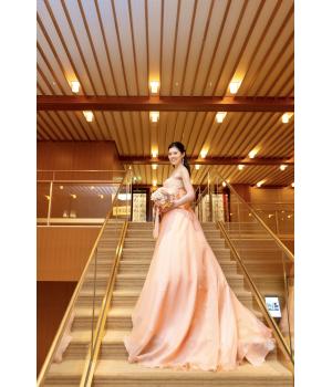 四つ目はシルクオーガンジーです。<br><br>こちらは平織りした後<br>硫酸加工を施し生地を透かしたものです。<br>透けていますがシルクの平織りで作っているため<br>ハリと艶がありとても優雅な生地になっています。<br>軽やかで美しく靡くのが特徴です。<br>