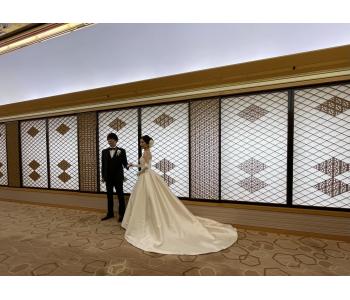 □ビスチェ<br>ロールカラーを外すことで、<br>デコルテの美しさが際立ちます。<br><br>生花のヘッドパーツをつけ、<br>シンプルなパールイヤリングと<br>生花で気品のある花嫁さんに。<br><br>ケープのロールカラー取り外すので<br>ロンググローブをつけエレガントな印象に。<br>