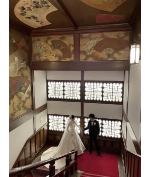 どちらも違った印象で素敵に着こなして<br>頂きました。<br>大人の甘さを添え、品格あるご新婦様と<br>素敵なご新郎様とのご縁に感謝です!<br><br><br><br><br>港区でミカドシルクのウェディングドレスを<br>お探しの方は、ぜひ実際にご試着くださいませ!<br>