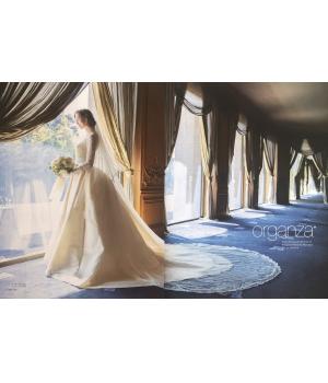 “Wedding Book 2021 No.68”の巻頭ページに<br>掲載しております！<br><br>繊細なフランス製レースのトップと、光沢感ある<br>イタリア製ミカドシルク素材のクラシカルな<br>デザインのウェディングドレスです。<br><br>柔らかなレースのヴェールが花嫁をより一層<br>美しく引き立てます。<br><br><br>ビスチェのドレスにスタンドスリーブのブラウスを<br>合わせているので、２WAYで着ていただく事もできます。<br><br>実際に着て頂くと素材の感じや、上品さが<br>よりいっそうご覧いただけると思います。<br><br>ミカドシルクのウェディングドレスをお探しの方は、<br>ぜひ実際にご試着くださいませ！<br>