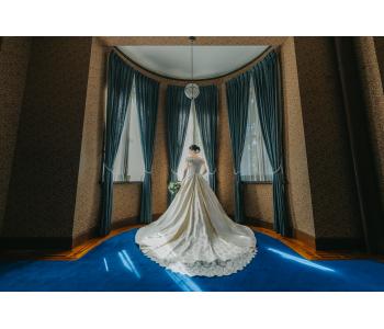 何もかも初めてだらけの結婚式。
ウェディングドレスは何を基準に選べばいいの...

そうお悩みの花嫁さまたちのために
運命の一着に巡り合うための５step！！


１，ドレスデザインの基本
２，入手方法
３，会場・テーマ別ドレス選びのコツ
４，小物選びでドレス姿をグレードアップ
５，フィッティングの極意

今回は、後編！３stepをご紹介していきます！