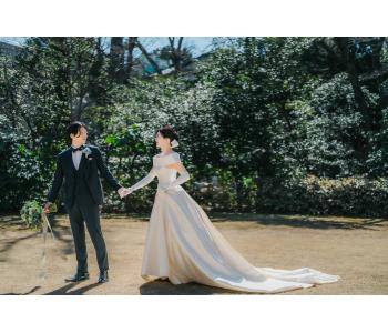森林の中での撮影は<br>天然シルクでできているドレスだからこそ<br>木漏れ日に当たった時の美しさは格別です✨<br><br>自然の中で撮ってもナチュラルになりすぎずクラシカルさを忘れることなく<br>着ていただけるのがオルガンザのドレスの特徴です♡<br><br>化学繊維ではなく温かみを感じるホワイトで<br>自然光の中でも柔らかく映えること間違いなし!<br>