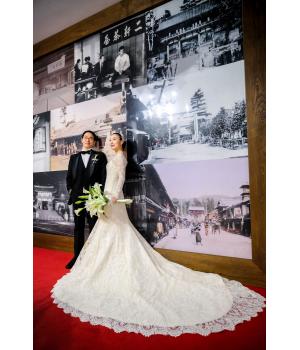 土台のシルクの美しい輝きと繊細なレースが<br>シックな赤い絨毯にもよく映えます✨<br><br>体にフィットしすぎないソフトなマーメイドラインは<br>ボディラインを強調しすぎず、上品な雰囲気を演出_<br><br>マーメイドを着たいけれどあまりラインを出したくない<br>花嫁様も安心して着ていただけます!<br>