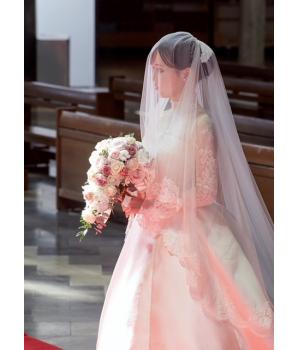 ドレスは、上質なイタリア製シルクを<br>贅沢に使用したプリンセスライン。<br>しなやかな光沢と美しい広がりが、花嫁さまの<br>存在感をより一層引き立てます。<br><br>トップは、繊細なフランス製レースを<br>使用した長袖ハイネックのブラウス。<br>クラシカルでありながらも洗練された<br>デザインが、気高く優雅な印象に。<br><br><br>さらに、同じくフランス製レースをあしらった<br>ロングヴェールが、歩みの一瞬一瞬をより<br>ロマンティックに彩ります♥<br>