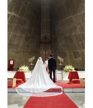 都内でもひときわ神聖な空気に包まれる<br>東京カテドラル聖マリア大聖堂。<br><br>その荘厳な空間にも決して引けを取らない<br>気品溢れるロイヤルな装いで、素敵に<br>着てくださいました。<br><br><br>厳かな大聖堂の中で際立つ、凛とした美しさと優美さ。<br>まさにロイヤルウェディングを思わせる存在感です。<br>