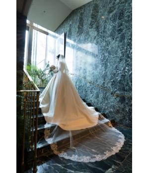 <span style='font-size:1.2em;'>04｜卒花嫁様のウェディングドレス姿</span><br>実際にプリンセスラインをお選びになった卒花嫁様。<br><br>ふんわりと広がるスカートと美しいシルエットが、可憐さと気品をより一層引き立てています。<br><br>ウェディングドレスは、写真で見る印象と実際に纏ったときの印象が異なることも。<br><br>身体に合わせてフィッティングすることで、シルエットの美しさはもちろん、姿勢や歩き方まで含めた「花嫁姿」そのものが完成していきます。<br><br><br>ぜひ卒花嫁様のお写真を、ドレス選びの参考にしてみてください。<br>