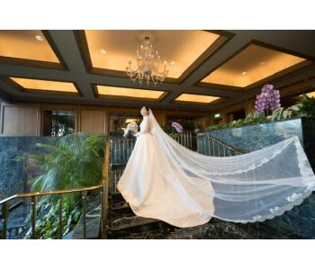 挙式の余韻をそのままに、<br>ホテル椿山荘東京へ。<br><br>緑豊かな庭園に囲まれた優雅な空間の中で<br>また違った美しさを魅せてくださいました。<br><br><br>厳かな挙式とは対照的に、和やかで<br>温かな空気に包まれたご披露宴。<br><br>空間が変わることで生まれる<br>新たな表情もまた魅力のひとつです。<br>