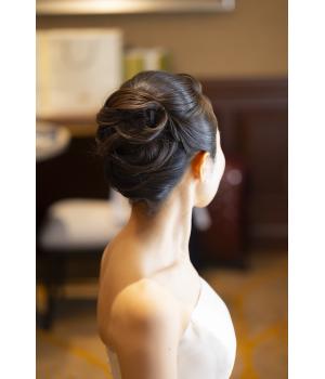 ヘアは、艶感のある毛流れが美しい<br>上品なアップスタイル。<br><br>アクセサリーはパールのピアスのみで<br>素材と美しさを活かした、シンプルでありながら<br>圧倒的な存在感を放つスタイルで。<br><br><br>極上のシンプリシティが秘めた美しさを呼び覚まします＿＿<br>