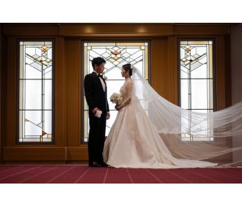 本日ご紹介するのは、帝国ホテル様にて
ご結婚式を挙げられた花嫁さま。

ウェディングドレスとカラードレス、2着をお召しいただき
それぞれの表情を素敵に着こなしてくださいました。