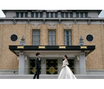先日、前撮りで当サロンのドレスを
お選びいただいたお客様をご紹介いたします。


撮影の舞台は、モダンな建築美が魅力の京セラ美術館。
重厚な石造りの建築と透明感溢れるガラスのコントラストが、
花嫁さまの美しさをより一層引き立てます。





<span style='font-size:1.2em;'>上質を纏う、ビスチェAライン</span>