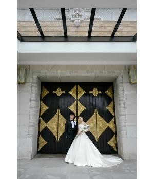 建築美が印象的なロケーションだからこそ<br>主役となるのは、おふたり自身。<br><br>華美な演出がなくても、自然な立ち姿や<br>仕草が絵になります。<br><br><br>肩を並べる姿には凛とした品格があり、<br>おふたりが纏う空気感そのものが<br>美しく映し出されています。<br><br><br><br><br><br><span style='font-size:1.2em;'>永遠に色褪せないエレガンス</span>