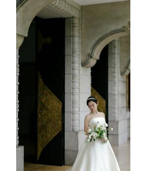 花嫁さまがお選びになったのは、端正な美しさが<br>際立つビスチェタイプのAラインドレス。<br><br>無駄を削ぎ落したシンプルなデザインだからこそ、<br>美しいシルエットと上質な素材感が際立ちます。<br><br><br>デコルテを優雅に魅せるビスチェラインと、<br>流れるように広がるスカート。<br>気品と女性らしさを兼ね備えた一着は、<br>洗練されたロケーションに<br>ふさわしい存在感を放ちます。<br><br><br><br><br><br><span style='font-size:1.2em;'>洗練された空間に映える、<br>おふたりの佇まい</span>