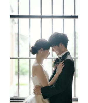トレンドを超えて愛されるものには理由があります。<br><br><br>シンプルであること。<br>上質であること。<br>そして、見る人の心を惹きつける品格があること。<br><br><br>京セラ美術館の洗練された空間で叶えた今回の<br>前撮りは、まさにそんな「永遠のエレガンス」を<br>感じるひとときでした。✨<br>