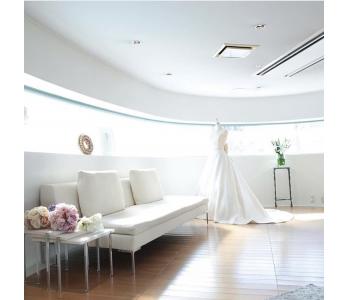 <span style='font-size:1.4em;'>心落ち着くフィッティング空間</span><br>ご試着の時間は、ご自身とゆっくり向き合う大切なひとときです。<br><br>当サロンでは、一枠につき一組様限定でご案内しております。他のお客様を気にすることなく、落ち着いた空間の中で、ご家族や大切な方と特別な時間をお過しいただけます。<br><br>一着一着丁寧にご試着いただきながら、お好みやご希望を伺い、お客様らしい一着をご提案いたします。<br><br><br><br><br><span style='font-size:1.4em;'>お客様に寄り添う接客</span><br>私たちが何より大切にしているのは、「このサロンを選んでよかった」と感じていただけることです。<br><br>トレンド追いかけるのではなく、お客様の雰囲気や会場、お好み、そして思い描く花嫁姿を丁寧にお伺いしながら、一緒に運命の一着を見つけてまいります。<br><br>お一人おひとりのお気持ちに寄り添いながら、心地よくお過しいただける時間を大切にしています。<br><br><br><br><br><span style='font-size:1.4em;'>お一人おひとりに合わせたご提案</span><br>organza*では、お客様のご希望に合わせてレンタル・オーダー・オートクチュールのすべてに対応しております。<br><br>「理想のドレスをレンタルで見つけたい」「自分だけの一着を仕立てたい」「細部までこだわりを叶えたい」など、それぞれのご希望に寄り添いながら、最適なスタイルをご提案いたします。<br><br>花嫁様お一人おひとりの想いを大切にし、理想をかたちにするお手伝いをいたします。<br>