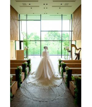 窓から自然光がたっぷり差し込む会場。<br>エアリーでボリュームのあるドレスが◎<br><br>オーガンジーやチュールも良いですが、<br>実は...シルクもオススメです。<br>シルクは、独特の光沢と深みのある艶を生み出すため<br>自然光に当たるとより一層その美しさが際立ちます!<br><br><br><br><br>【厳粛な教会】<br>