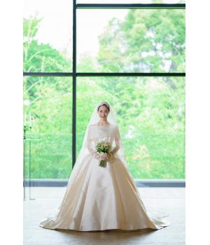 挙式は、プリンセスラインのドレスに<br>幅広のロールカラーケープでノーブルで<br>クラシカルな印象に。<br>