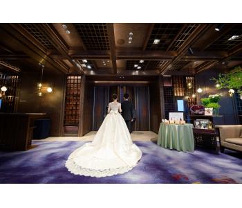バックスタイルのレーストレーンと挙式では<br>付けなかったリボントレーンが上品でゲストの<br>視線と惹きつけます。<br><br>どの雰囲気も花嫁さんの上品で可愛らしい雰囲気で<br>素敵に着て頂きました!<br><br>素敵なご新郎ご新婦様との出会いに感謝です!<br>