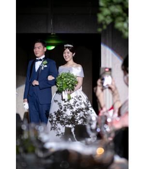 こちらの卒花嫁さんは、中幅のロールカラーケープを<br>お選び頂いてエレガントに着て頂来ました。<br><br><br>この他に細幅ロールカラーケープもあり、<br>幅が細くなるほど可愛らしい印象になります。<br><br>お客様の御好みの幅に合わせてお選び頂くことが<br>出来ます。<br>