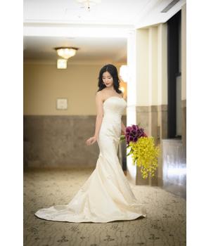 ロングスリーブドレスを取り外して<br>シルクのビスチェでスタイリッシュで<br>お洒落な雰囲気に。<br><br>イタリア製シルクの光沢感がシンプル<br>でありながら圧倒的な存在感を放ちます。<br><br>ヘアスタイルは、ダウンスタイルで<br>大人っぽくラグジュアリーに。<br>
