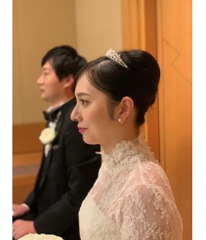 ボンネからティアラに変え、華やかなスタイルに。<br><br><br><br><br><br>アクセサリーを変えるだけでも挙式、披露宴と雰囲気を<br>変えることが出来ます。<br>