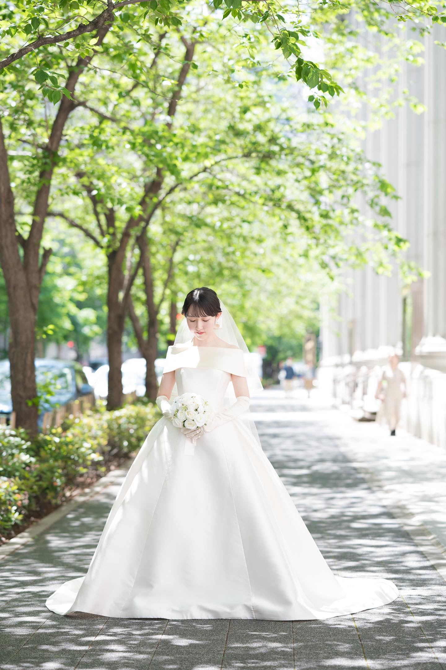 ロンググローブと合わせていただいても<br>先ほどよりロールカラーとの間が空くため<br>軽やかに着こなしていただけます。<br><br>そのため自然豊かなロケーションや明るい雰囲気の会場におすすめです。<br>