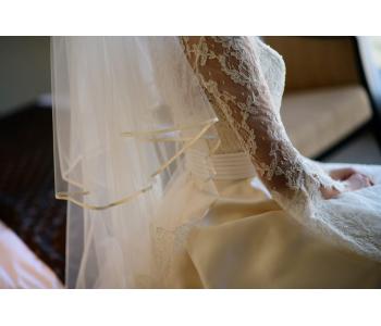 王道な着方をご紹介してきましたが<br>ここからは番外編になります。<br><br><br><br><br><br><br><br><br><br>お気に入りのドレスでしたら<br>1日中ずっと着ていたいものですよね。<br>次にご紹介するドレスは<br>2wayなどは出来ませんが好きなイメージが<br>強く決まっていらっしゃる花嫁さまにオススメの<br>2着です。<br>