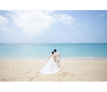 また海とシルクドレスの組み合わせは<br>その美しさ、高級感、そしてロマンチックな雰囲気になります。<br><br>海にはバックコンシャスなデザインやデコルテを美しく魅せるデザインが人気です。<br>海と空の青、ウェディングドレスの白が美しいコントラストを生み出します。<br>シルクのドレスは開放感あふれる海にこそ映えること間違いなし❣<br>