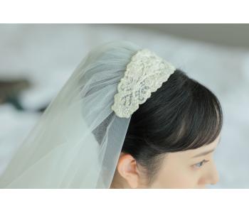 レースの上に手刺繡で施したビーズ刺しゅうがより華やかに<br>してくれています。<br>