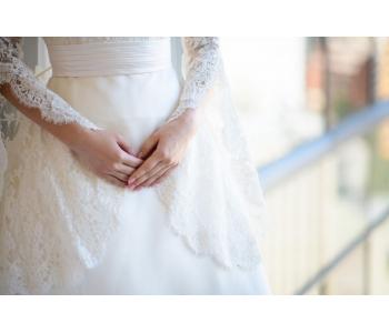 ウェディングドレスにはドレスライン・<br>ネックライン・スリーブデザインなど様々な<br>デザインがありますが、皆さんは<br>「パコダスリーブ」というデザインをご存知でしょうか。<br><br><br>数あるウェディングドレスの中から、運命の一着に<br>出会うためにもドレスのデザインについて<br>しっかりと理解しておきたいものですよね。<br><br>そこで今回は、オルガンザのパコダスリーブの<br>ドレスについてご紹介していきます！<br>