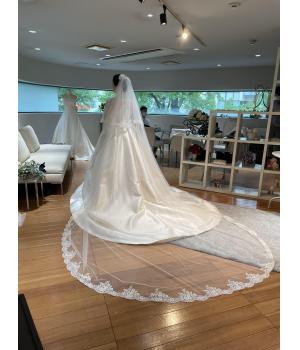 柔らかなレースのヴェールが<br>花嫁をよりいっそう美しく引き立てます。<br><br><br><br>ドレスに合わせた自分好みのスタイルを<br>見つけてみては、いかがでしょうか。<br><br>ミカドシルクのウェディングドレスをお探しの方は、<br>ぜひ実際にご試着くださいませ!<br>