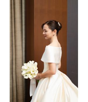幅広いロールカラーケープが風格のある<br>高貴な印象で、素材と美しさを活かした<br>シンプルでありながら圧倒的な存在感を放ちます。<br><br>ドレスがシンプルなので、<br>敢えてアクセサリーは、パールイヤリングのみに。<br><br>ヘッドアクセサリーもパールのものを使用し<br>さりげない上品さが素敵なスタイル。<br>