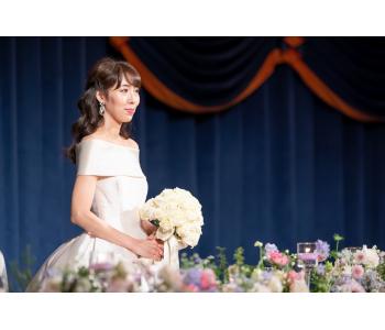 ヘアスタイルをヘアードハーフツインにし、挙式とは違う華やかな雰囲気です。<br>グローブを外すことで軽やかな印象になります。<br>