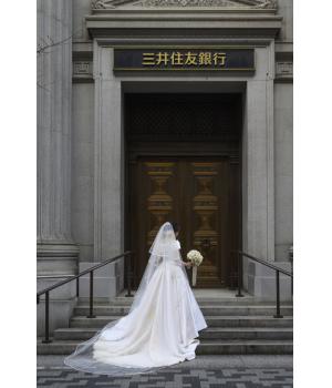 シンプルな透け感の少ないパイピングロングヴェールが品格溢れる花嫁姿にしてくれます。<br>