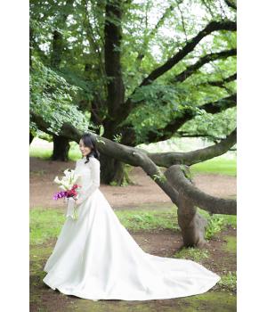フランス製の繊細なレースのハイネックにロングスリーブが<br>エレガントに花嫁を包み込むロイヤルなスタイルです。<br>