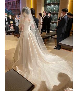 艶やかなミカドシルクにフランス製の精緻なレースが<br>織りなす優美なバックスタイルのドレス。<br><br>太めのロールカラーがノーブルでクラシカルな雰囲気に<br>してくれます。<br>