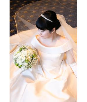 花嫁さんの艶感ある髪の毛を生かした流れが美しい上品なヘアスタイルに、<br>スワロスキーとビジューを用いたティアラを合わせあわせクラシカルな雰囲気に。<br><br>肘まで隠れるロンググローブでよりクラシカルな雰囲気になります。<br>