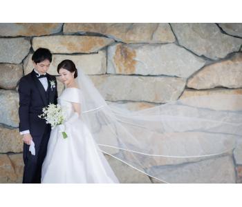 シンプルボンネと、ドレスに合わせた透け感の少ないシンプルなパイピングロングヴェールで品格溢れるクラシカルなスタイルです。<br>