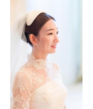 シンプルなヘッドドレスのボンネが<br>よりクラシカルな雰囲気にしてくれます!<br>