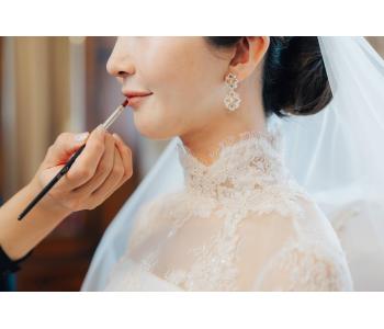 <span style='font-size:1.2em;'>05｜トータルでつくる花嫁の美しさ</span><br>ドレス、ヘア、メイク。<br>それぞれを個別に考えるのではなく、<br>ひとつのスタイルとして整えること。<br><br>その調和こそが、花嫁さまの美しさを<br>より一層際立たせます。<br><br>当サロンでは、一着のドレスを最も美しく<br>纏っていただくために、トータルバランスまで<br>大切にご提案しています。<br>